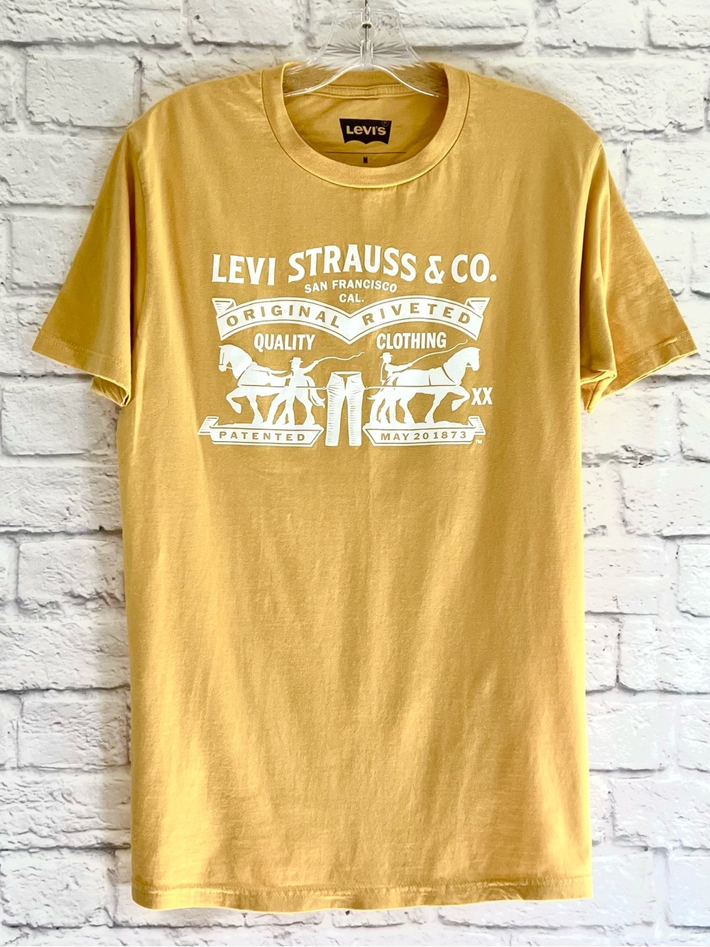 Levi’s Two Horse Logo Mustard Yellow T-Shirt Mens Size M